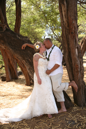 another wedding couple at a tree