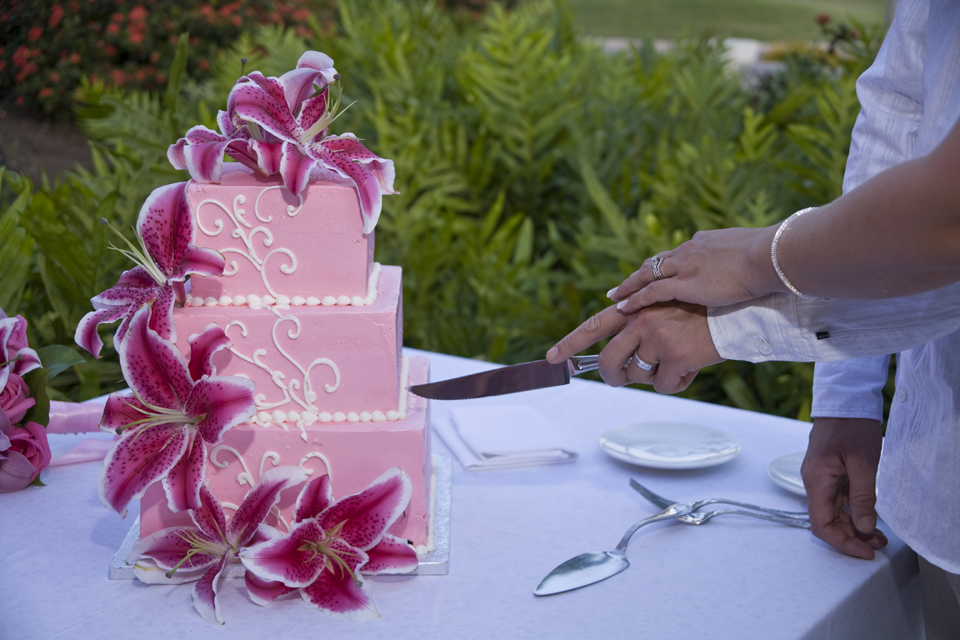 cutting wedding cake at hawaiian island wedding
